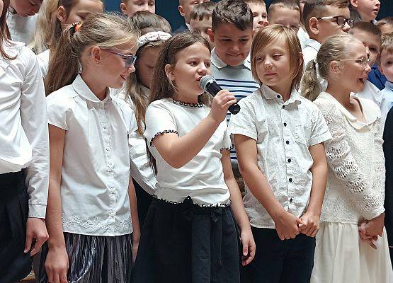 uczennica trzyma mikrofon