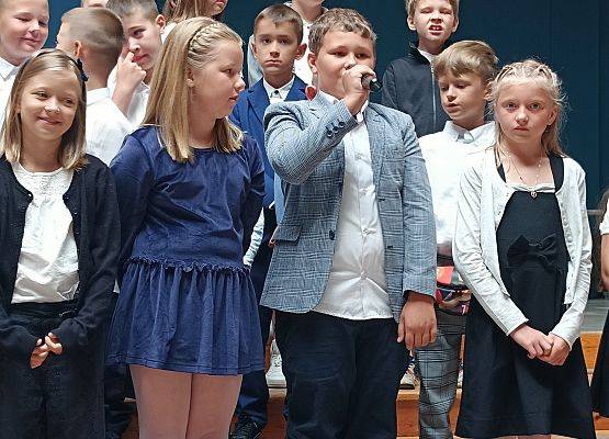 uczniowie klas 3 występują