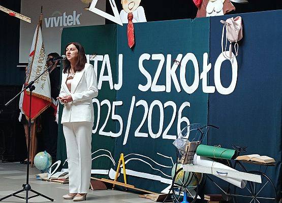 Pani Dyrektor na tle dekoracji