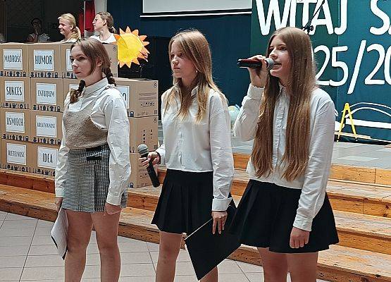 dziewczynki występują