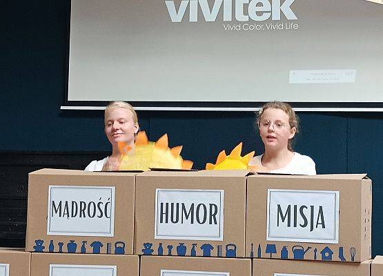 dziewczynki za kartonami