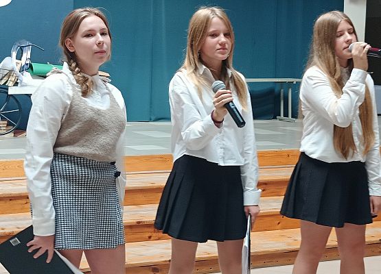 trzy dziewczynki śpiewają