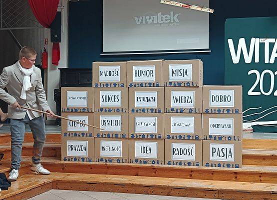 Michał pokazuje wskaźnikiem