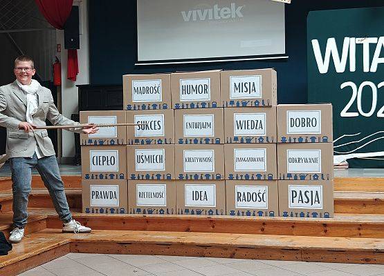 Michał pokazuje słowa wskaźnikiem