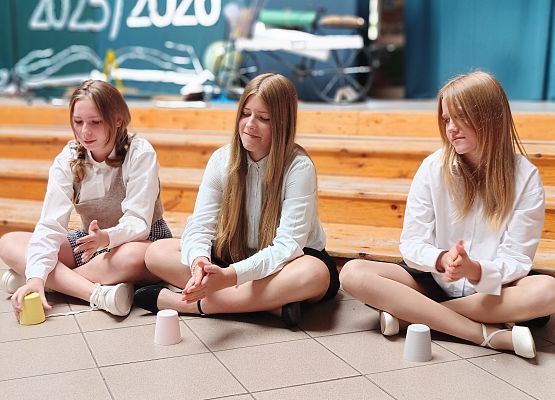 dziewczynki z klas 6 grają na kubkach