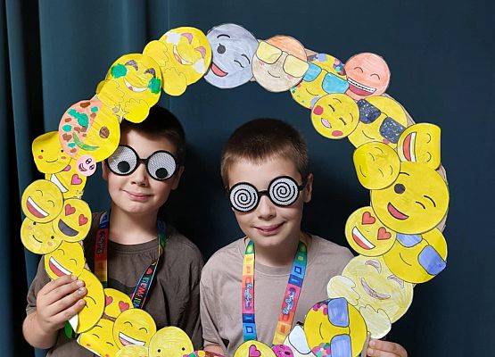 chłopcy w ramce z emotikonami