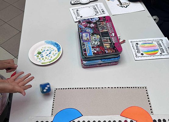 Na stoliku leżą różne kolorowe gry