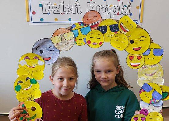 dziewczynki trzymają koło z emotikonami Dzień Kropki