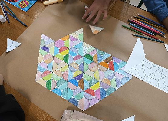 praca w grupach Parkietaż na Dzień Kropki