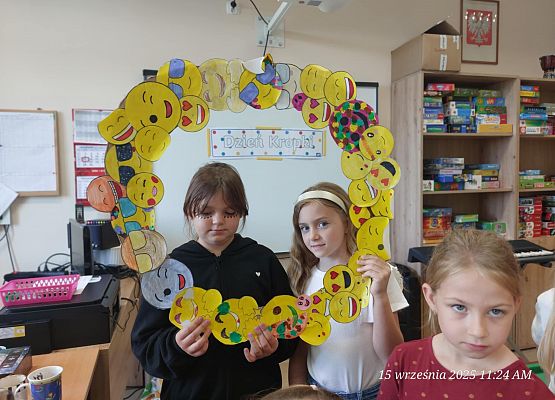 dziewczynki trzyma koło z emotikonami Dzień Kropki