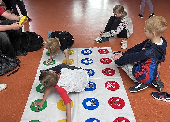 Uczniowie grają w twistera