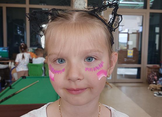 malowanie twarzy dziewczynka Dzień Kropki