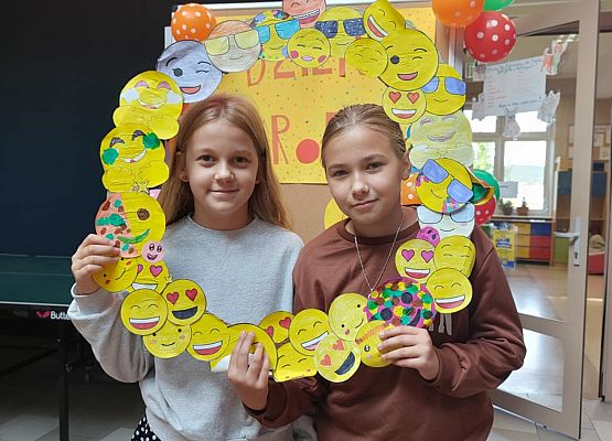 dziewczynki z klasy 4 w ramce z emotikonami