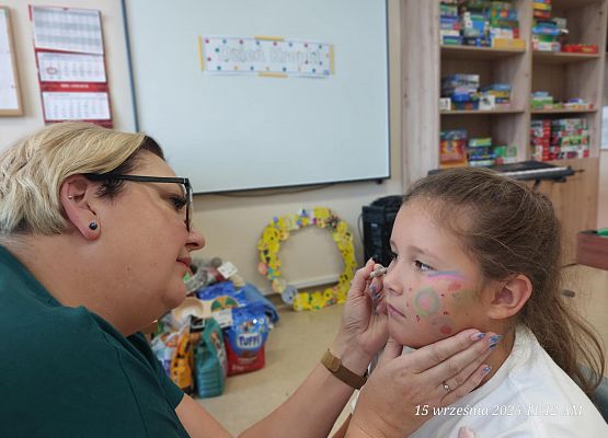 Pani Justyna maluje twarz dziewczynki