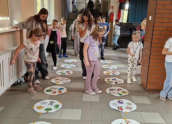 Uczniowie grają w duże dooble