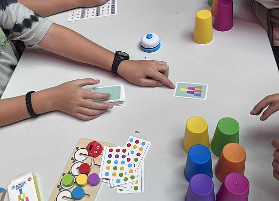 Na stoliku leżą różne kolorowe gry