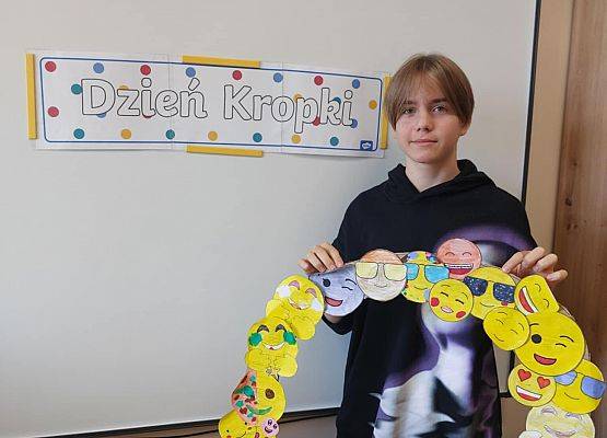 Maks trzyma ramkę z emotikonami