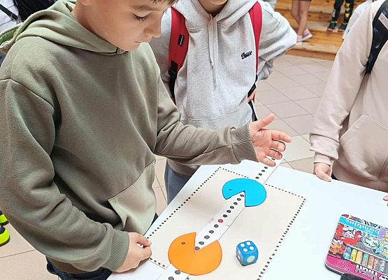 chłopcy grają w grę