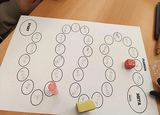 uczniowie klasy 6a grają w stworzone przez siebie gry