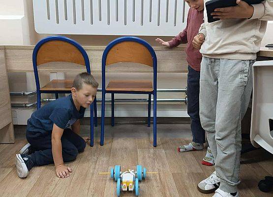 chłopcy uruchamiają robota