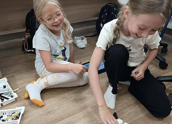 dziewczynki podczas zajęć