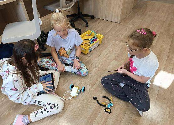 dziewczynki programują skoczka