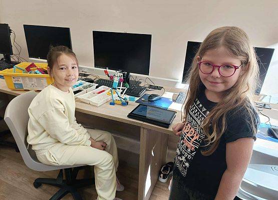 dziewczynki z robotem