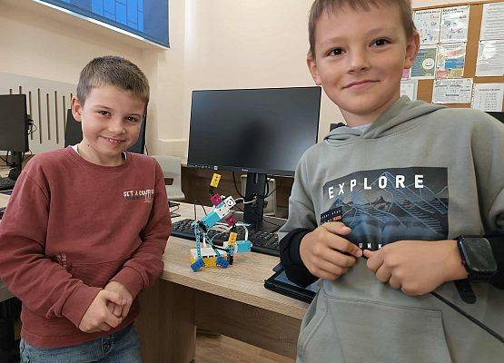 chłopcy z tancerzem z klocków lego