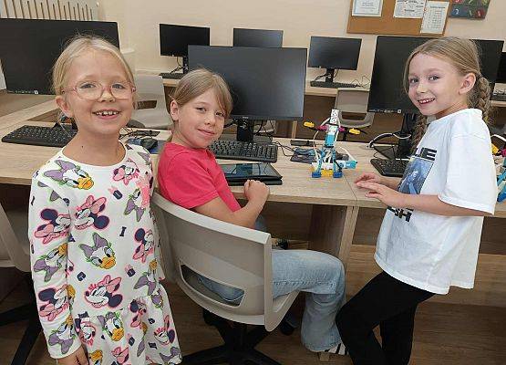 trzy dziewczynki z robotem