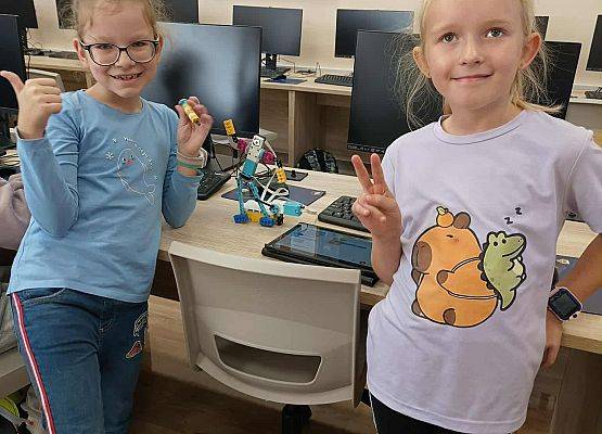 dwie dziewczynki z robotem