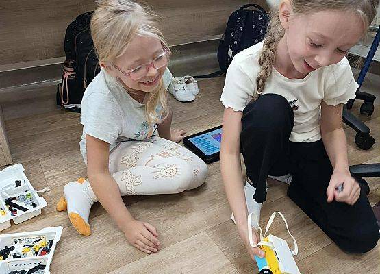 dziewczynki ze skoczkiem