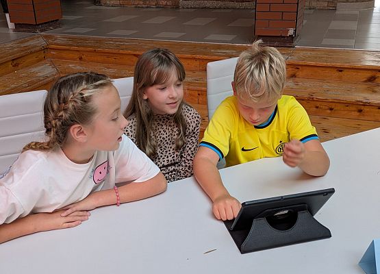 Tymek z drużyną myślą nad zadaniami