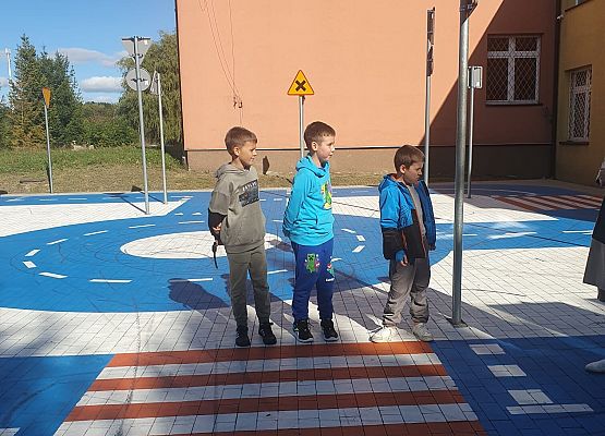 chłopcy poprawnie przechodzą przez ulicę