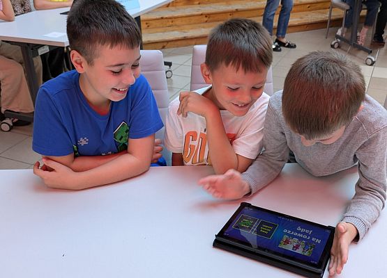 chłopcy rozwiązują test