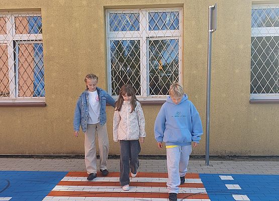 drużyna przechodzi przez przejście dla pieszych