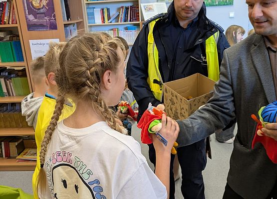 goście rozdają upominki za udział w konkursie
