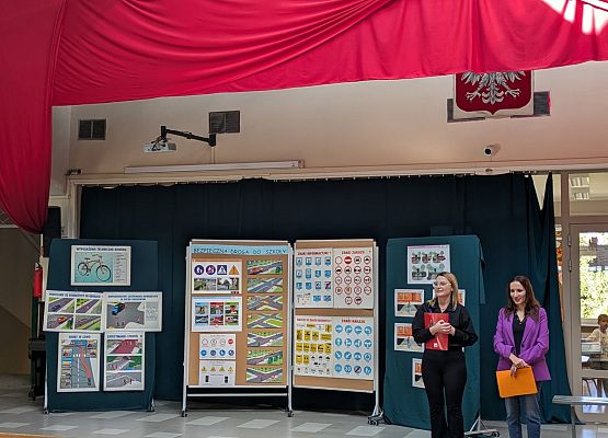 pani Kasia i pani Monika na tle gazetki o bezpiecznej drodze