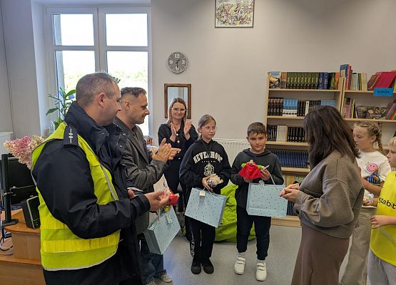 zaproszeni goście rozdają nagrody zwycięskiej drużynie