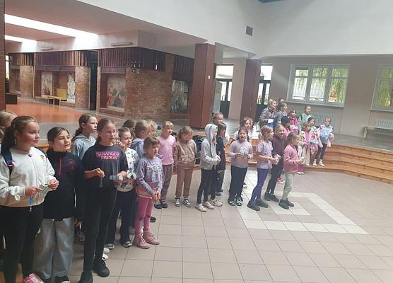 dziewczynki śpiewają sto lat swoim kolegom z okazji Dnia Chłopca