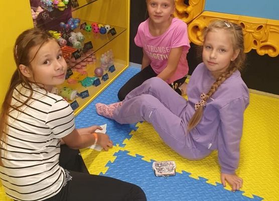 dziewczynki z 3c bawią się klockami