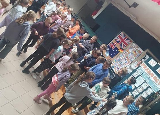 dziewczynki z klas 3 składają życzenia swoim kolegom