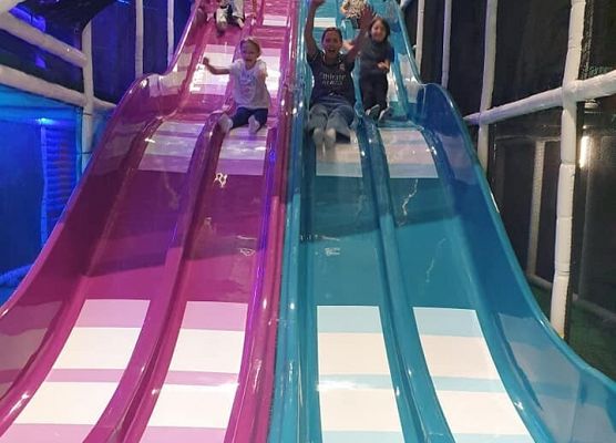 pani Dorotka zjeżdża z dziećmi ze ślizgawki