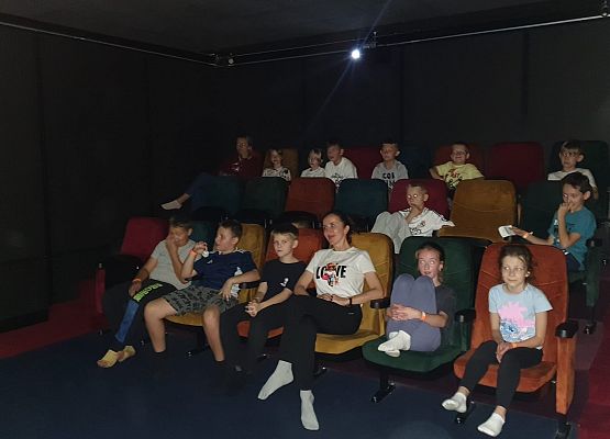 pani Kinga i pani Kasia w sali kinowej z dziećmi