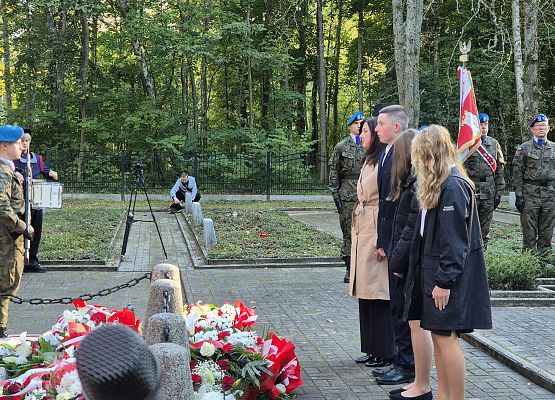 Złożenie kwiatów przez Panią Dyrektor Grażynę Wójcik wraz z uczniami