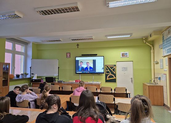 Uczniowie słuchają wypowiedzi polskiego astronauty