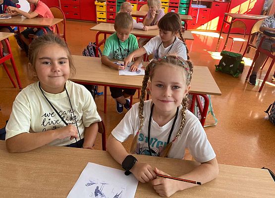 Młodsi uczniowie podczas warsztatów o ptakach