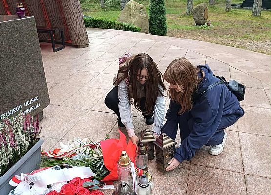 Lena i Nina zapalają znicze