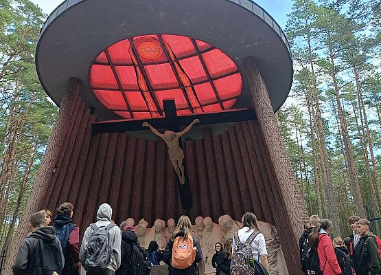 przy głównym ołtarzu