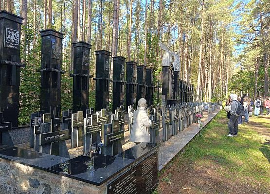 zwiedzamy miejsce pamięci