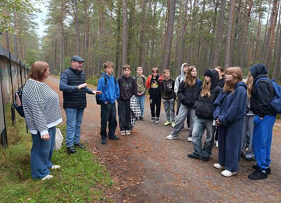 Pan Rafał Gajewski z naszą grupą podczas wyjazdu